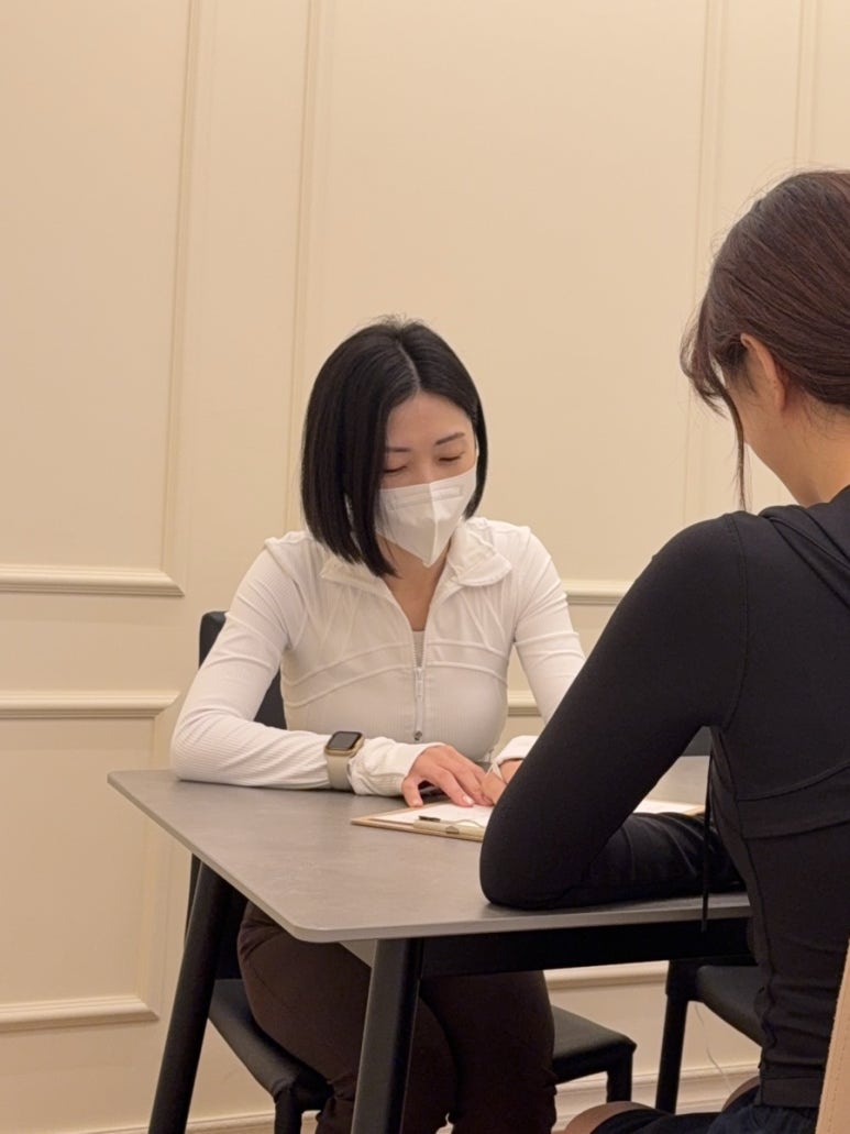 누보필라테스 강사와 회원이 마주 앉아 첫 방문 상담을 진행하는 장면