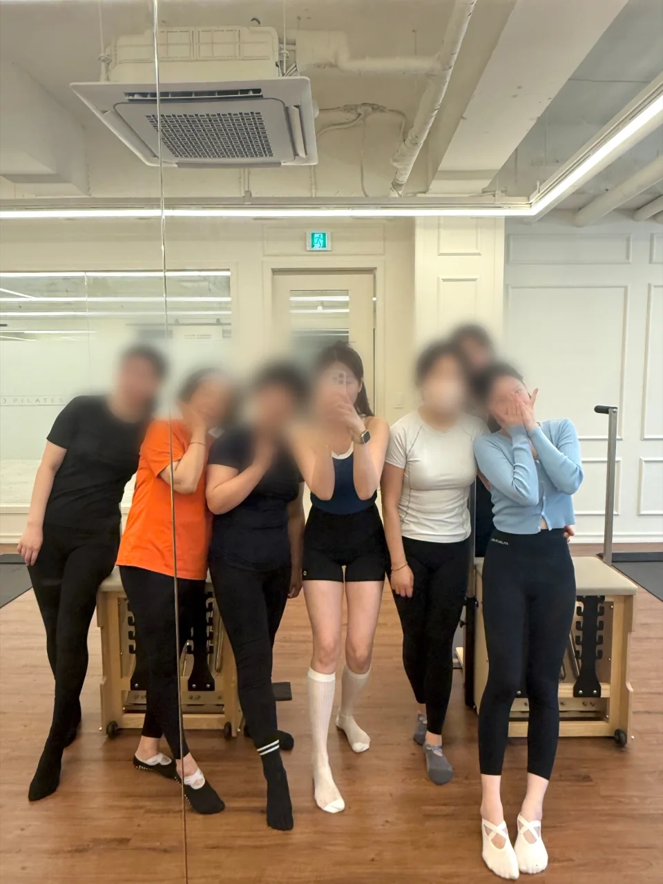 운동 후 회원들과 강사가 함께 사진을 남긴 실제 장면